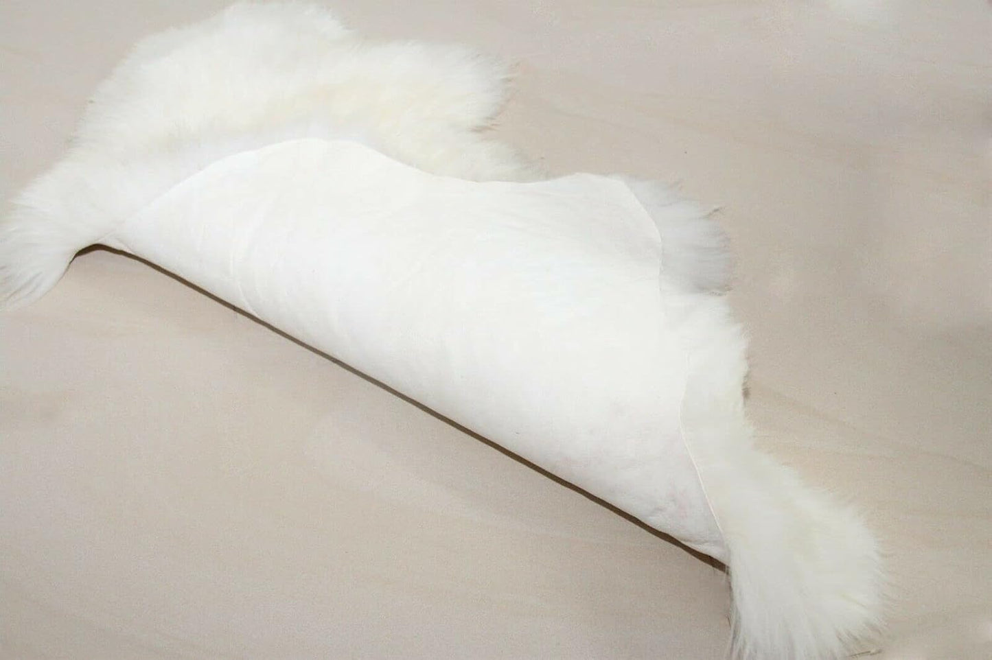 Aves-24 SCHAFFELL Lammfell Naturfell ECHTES 100% Fell 110 bis 120 cm Länge Weiß Weich Teppich